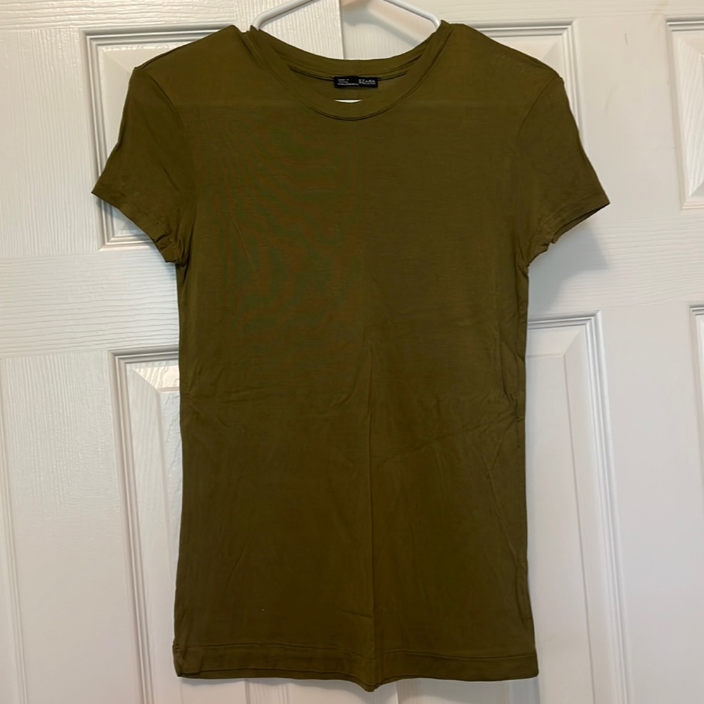 Zara Basic T-shirt in Olive green, size Medium